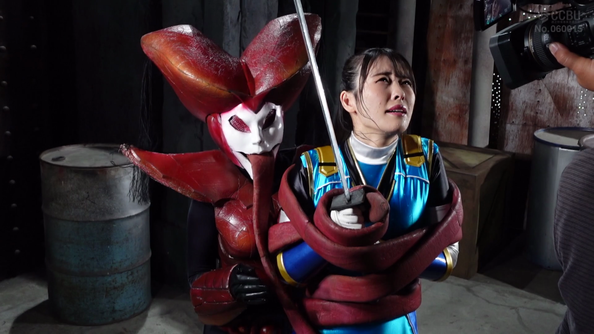 【集梦影视论坛www.xkaom.com】秘装戦隊カゲニンジャー ブルーを襲う女幹部ゴモナの壮.png